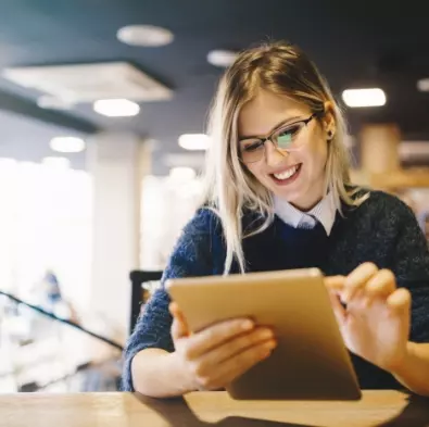 Etudiante naviguant sur une tablette tactile