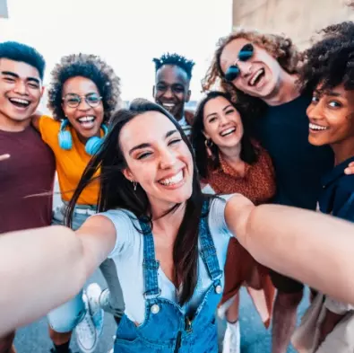 Etudiants prenant un selfie