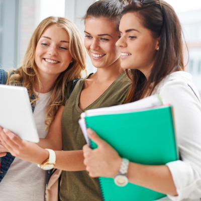Etudiants prenant un selfie