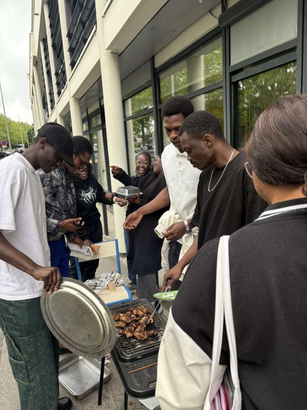 Quand les étudiants se retrouvent autour du barbecue 🍖