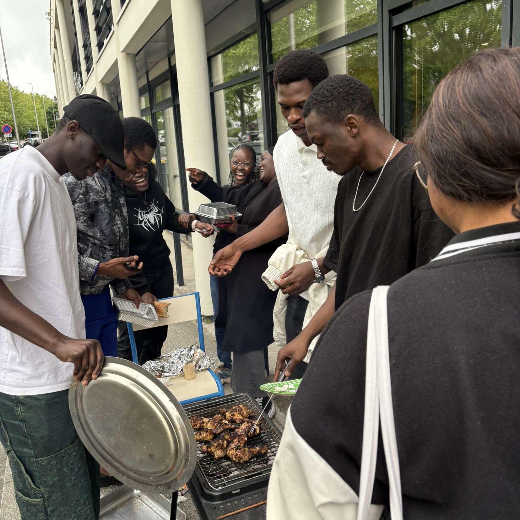 Quand les étudiants se retrouvent autour du barbecue 🍖 Quand les étudiants se retrouvent autour du barbecue 🍖